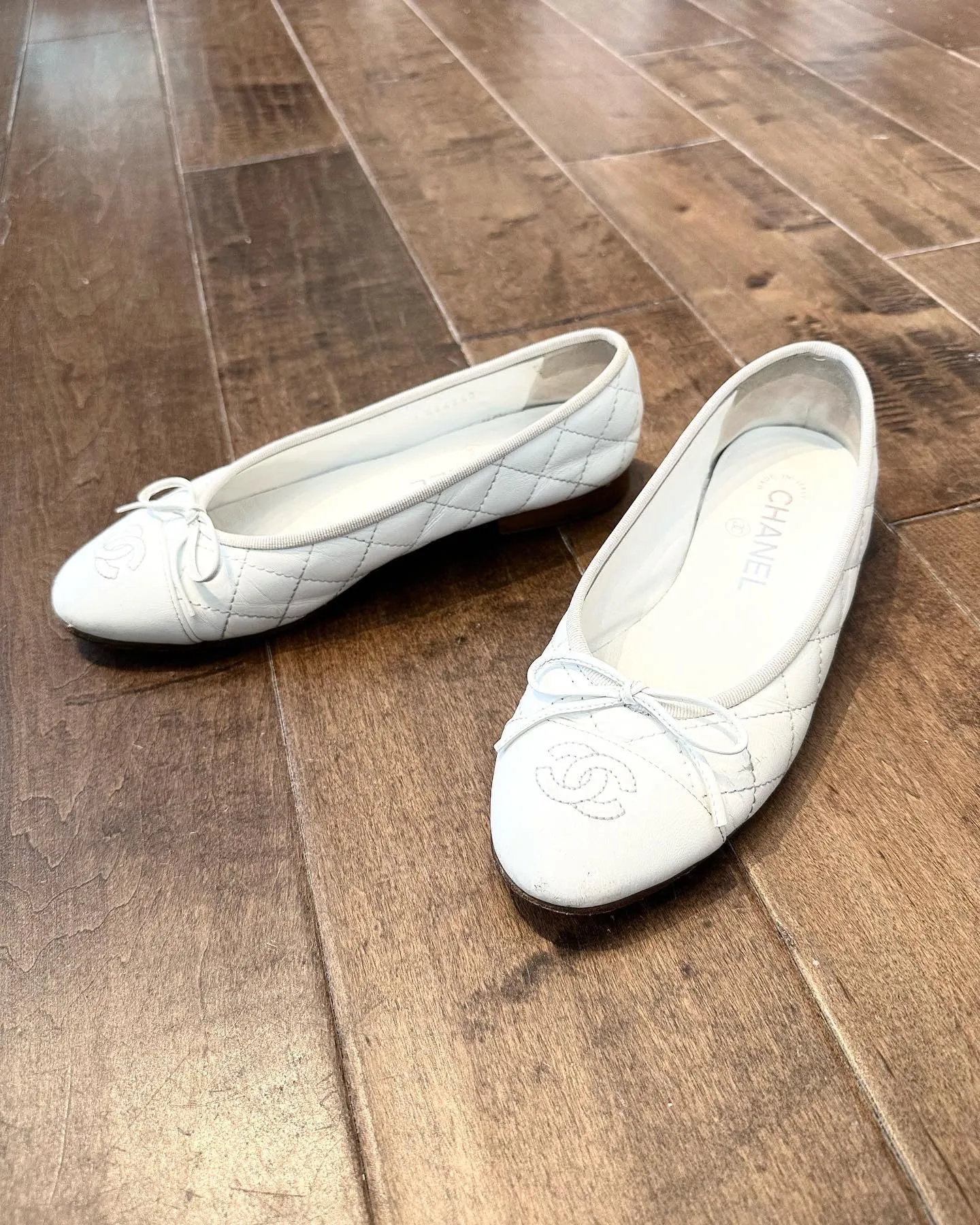CHANEL Bow CC Leather Ballet Flats